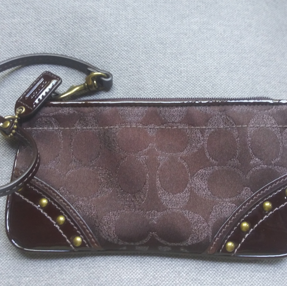 🌸Coach limited edition wristlet EUC